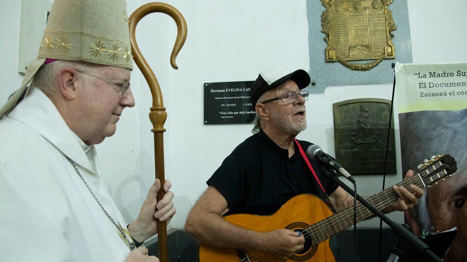 Cómo fue el homenaje a Evelyne Lamartine, la superiora de las monjas francesas secuestradas en 1977 | Con León Gieco, en la iglesia Nuestra Señora del Pilar