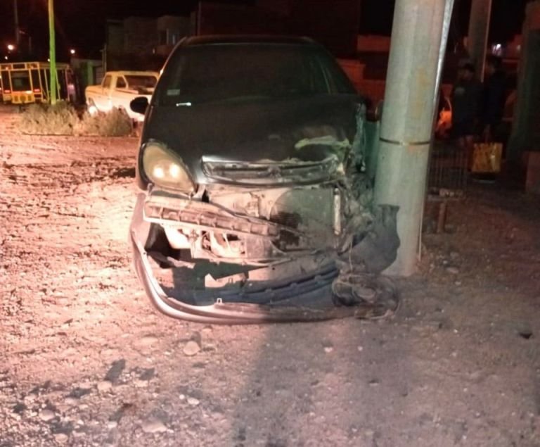 Conductor destruye el auto estrellándolo contra un poste de luz en Rawson