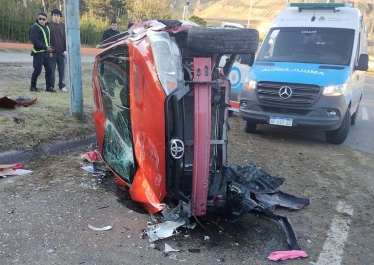 Conductor ileso tras espectacular vuelco de auto frente al Chalet Huergo