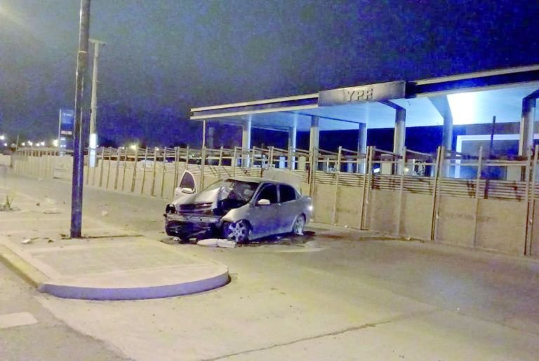 Conductor salva su vida de milagro en fortísimo choque en un boulevard de Rawson