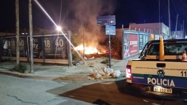 Dantesco incendio de pastizales en un baldío de Alem y Sarmiento