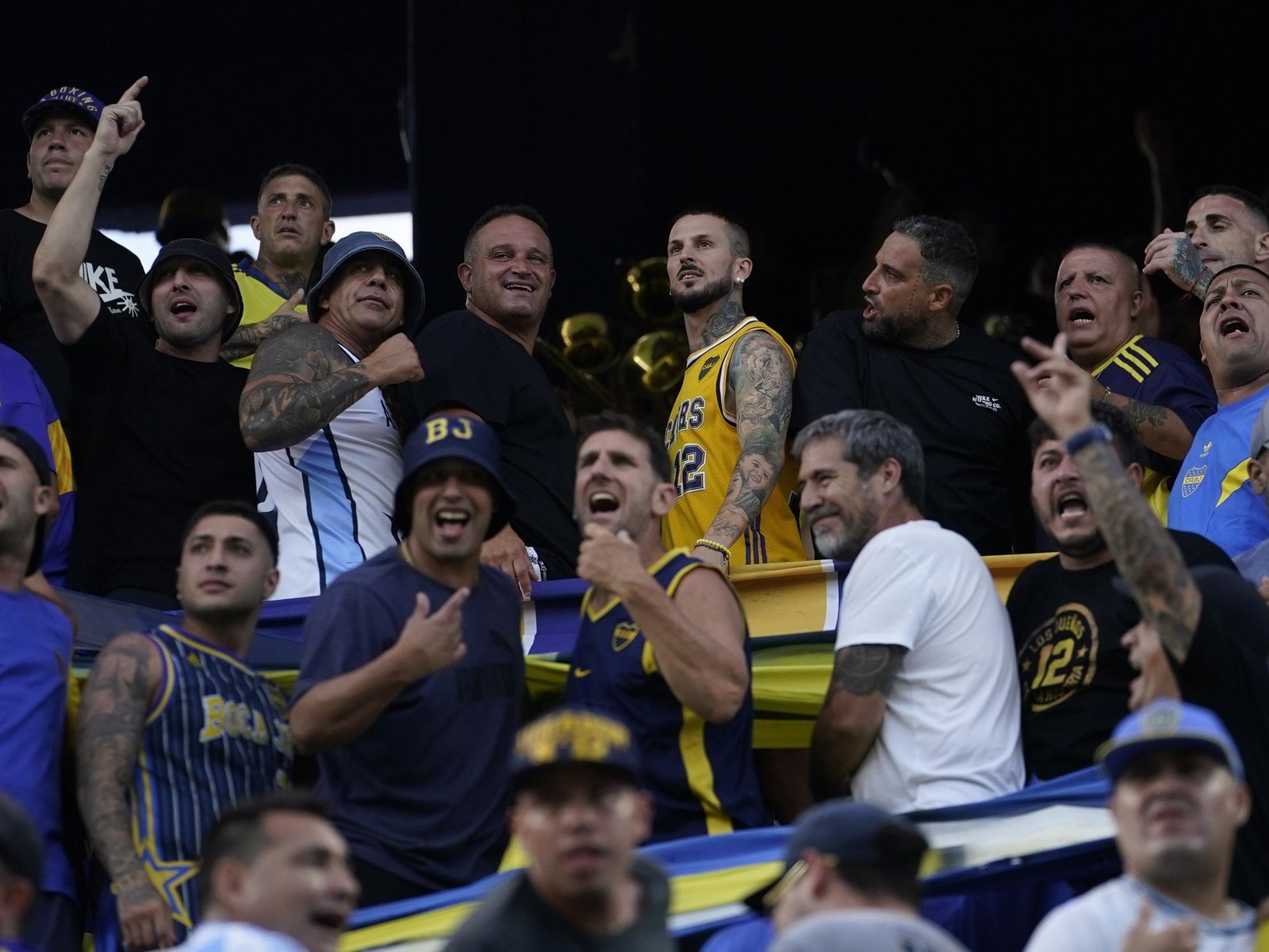 Darío Benedetto reapareció en La Bombonera y se sumó al paravalancha ‘La 12’ para festejar los 70 años de la barra brava de Boca