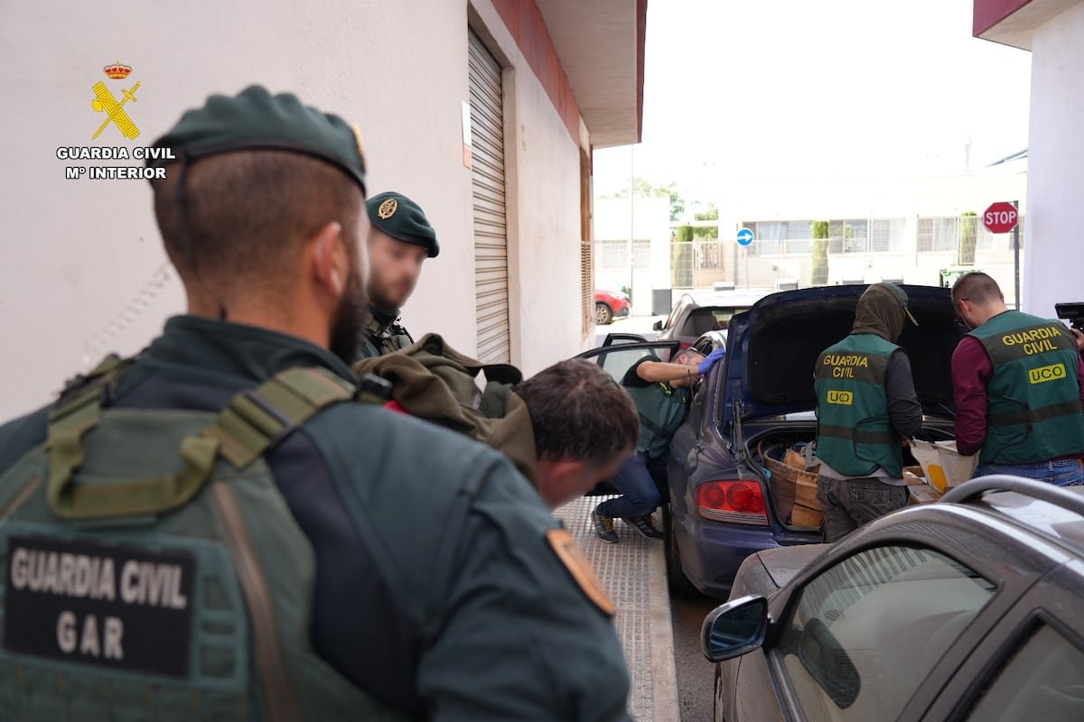 Desarticulada una banda que robaba cajeros de bancos tras arrancarlos con ‘camiones pluma’ | España