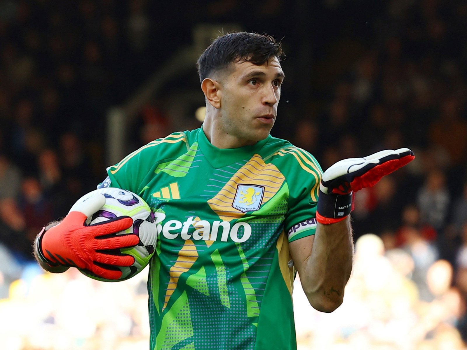 Dibu Martínez, el mejor arquero del mundo aparece en el equipo ideal de 2024, con otro sudamericano y dominio del Real Madrid