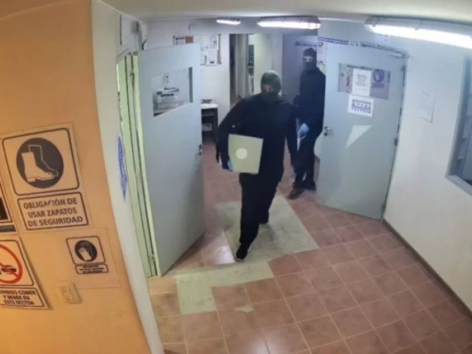 Dos ladrones asaltaron una mina de oro en Santa Cruz, se llevaron una caja fuerte y sospechan una entrega: “Alguien abrió la boca”