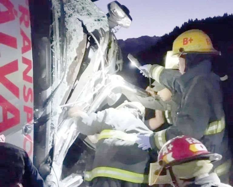 Dramático rescate de un camionero chileno accidentado sobre Ruta 40