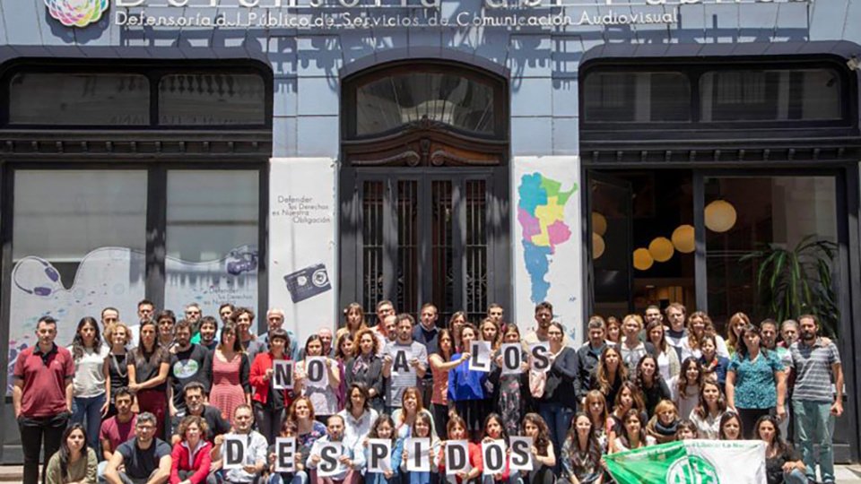 El Gobierno anunció despidos y la intención de cerrar la Defensoría del Público | Milei festeja fin de año pasando la motosierra
