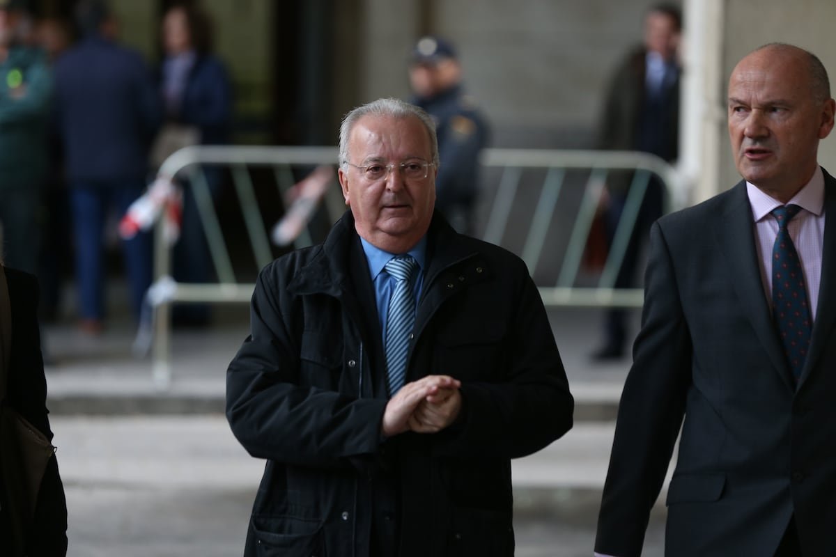 El Supremo absuelve al exconsejero de Empleo y al ex director general de Trabajo de la Junta de una pieza separada de los ERE | España