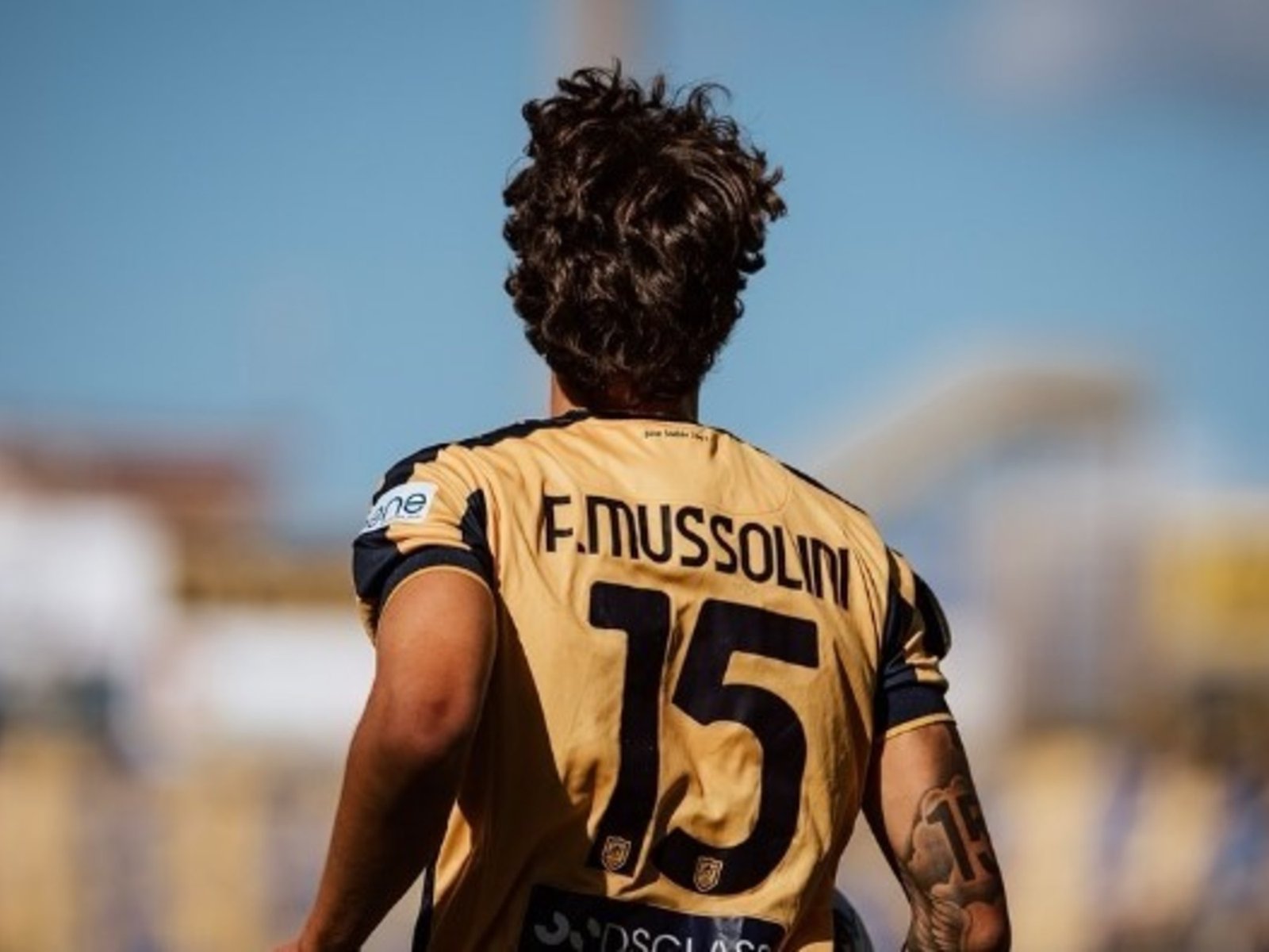 El bisnieto de Mussolini anotó su primer gol como profesional y los hinchas festejaron con un repudiable gesto