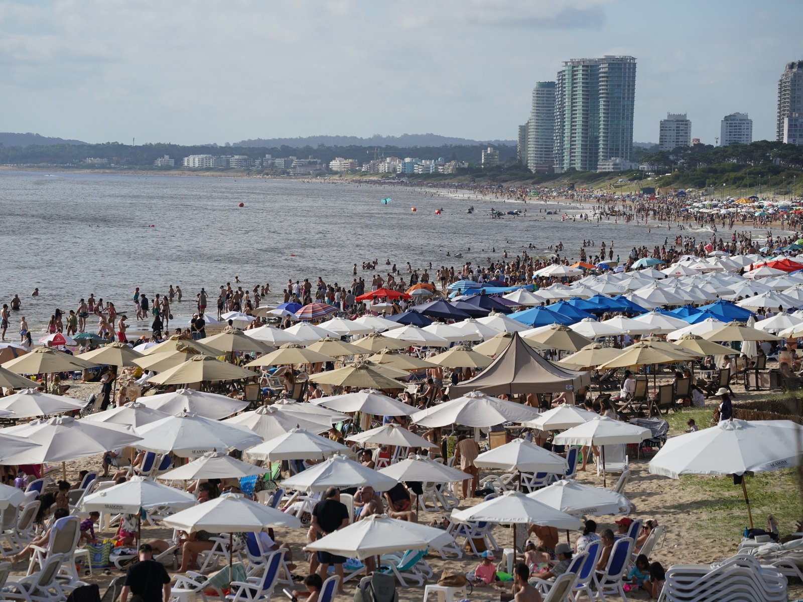 En la “ex imposible” Punta del Este volvió el sol, la gente inundó las playas y hay precios “más amigables” que nunca