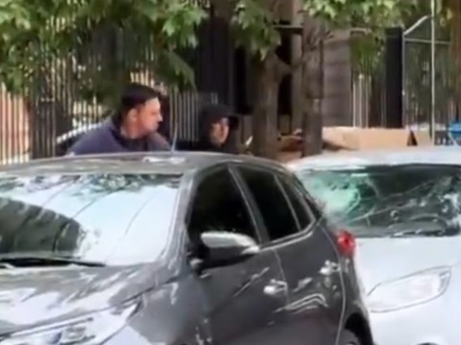 Estacionó frente a un garaje en Navidad, se fue de fiesta y los vecinos le destrozaron el auto a palazos