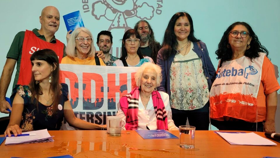 Estela de Carlotto: “Llamamos al mundo a que mire lo que está sucediendo en Argentina y actúe en consecuencia” | Las Abuelas denunciaron la embestida del gobierno contra la verdad y la justicia