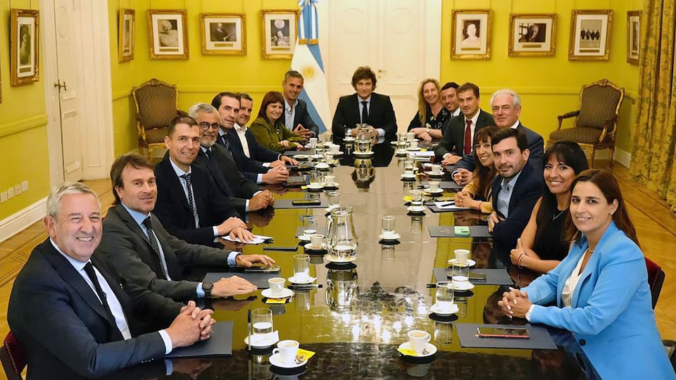 Foto con Milei y estallido en el radicalismo | Los radicales con peluca posaron con el Presidente en la Casa Rosada