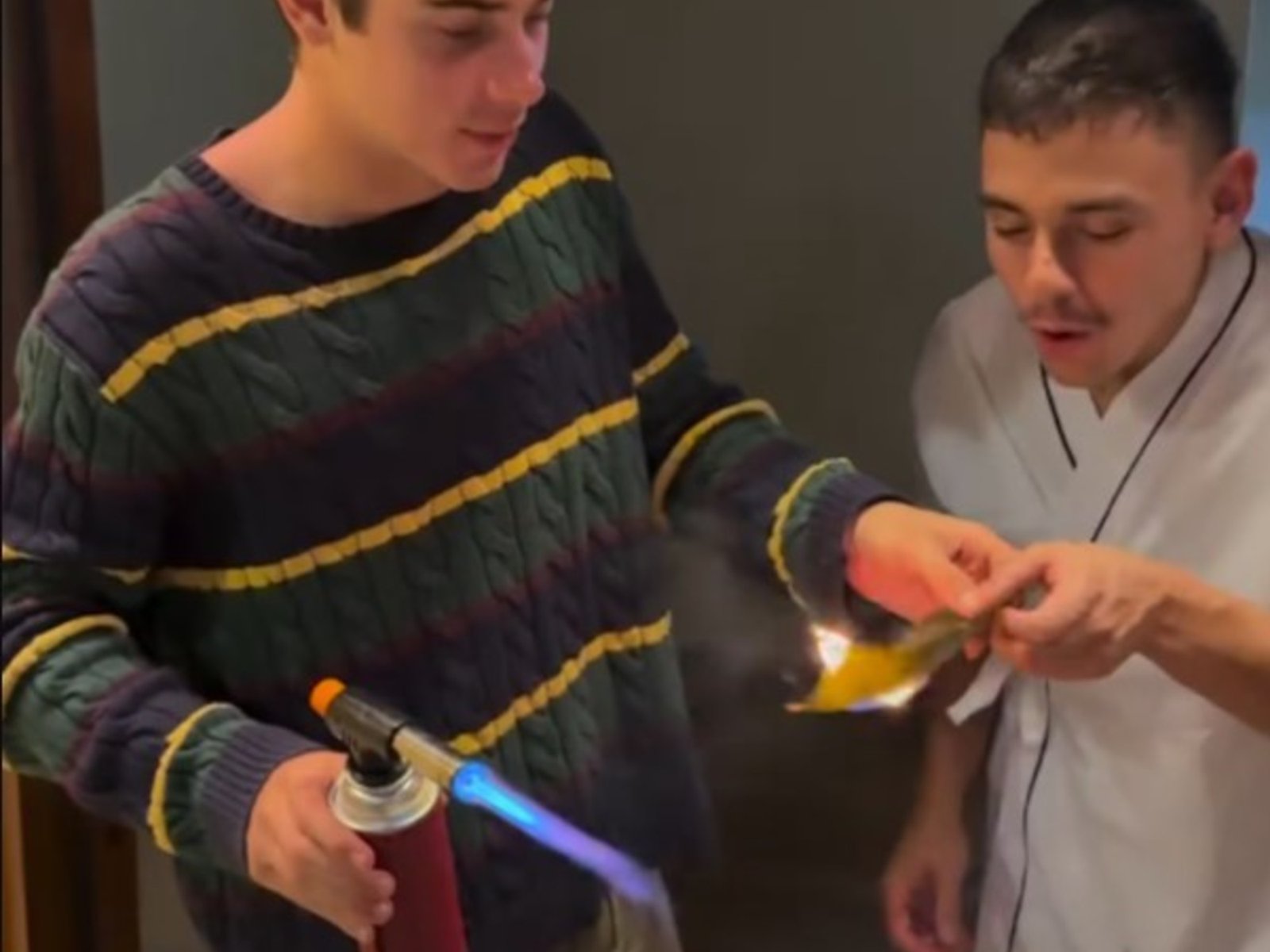 Franco Colapinto y el video de su fallido debut como chef en un restaurante de comida asiática: “Uh lo quemé…”