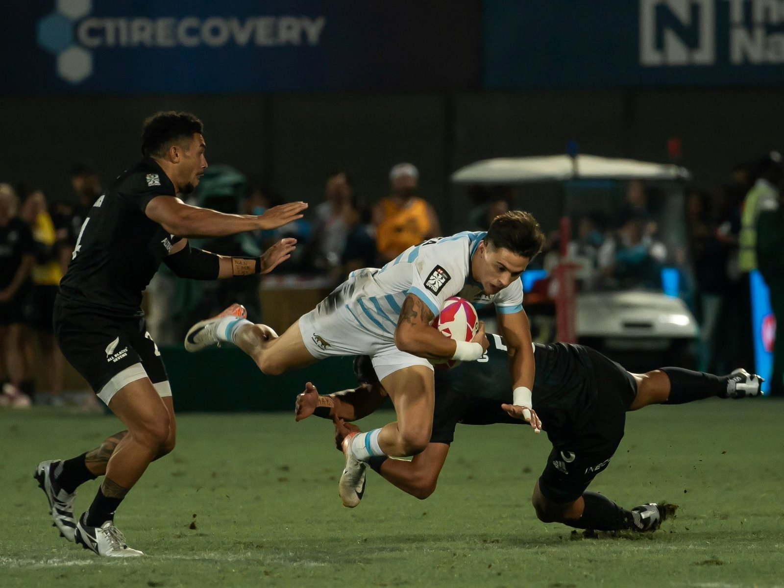 Gracias a una salvada cinematográfica de Moneta, Los Pumas 7s les ganaron a los All Blacks y se quedaron con el bronce en el Seven de Dubai