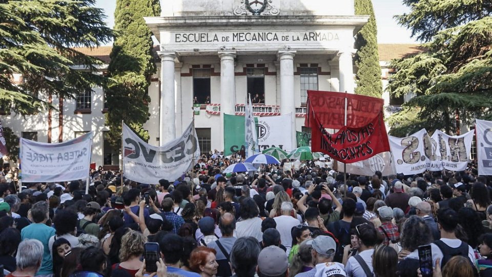 Gran convocatoria frente a la exESMA en respudio a los recortes | Cientos de personas marcharon en contra de los despidos y el desfinanciamiento de las políticas de memoria