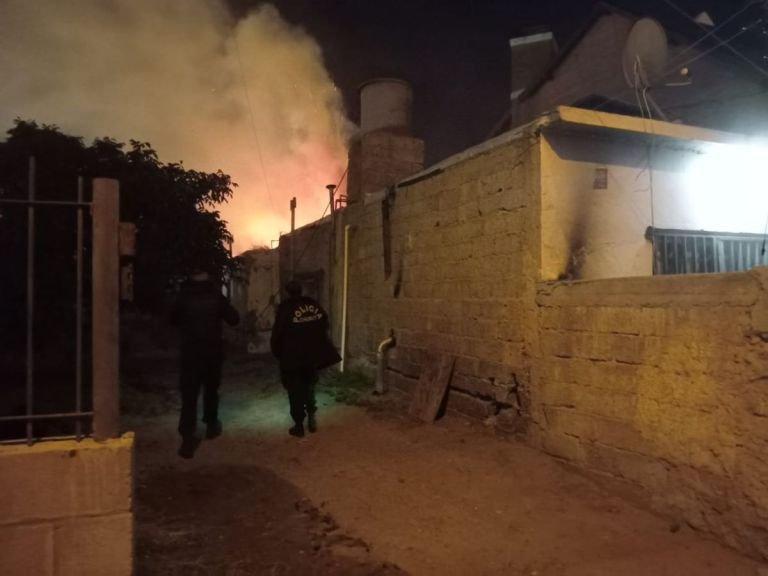 Hombre resulta ileso al sufrir el incendio de su vivienda