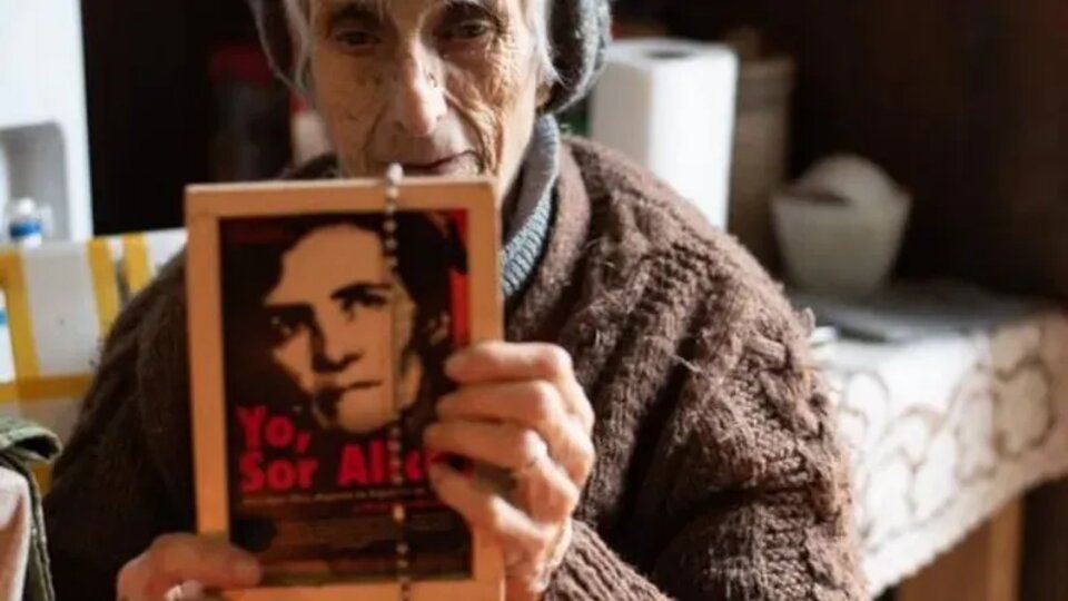 Homenaje a Evelyne Lamartine, la madre superiora de las monjas francesas secuestradas en 1977 | En la Iglesia del Pilar, con la participación de León Gieco