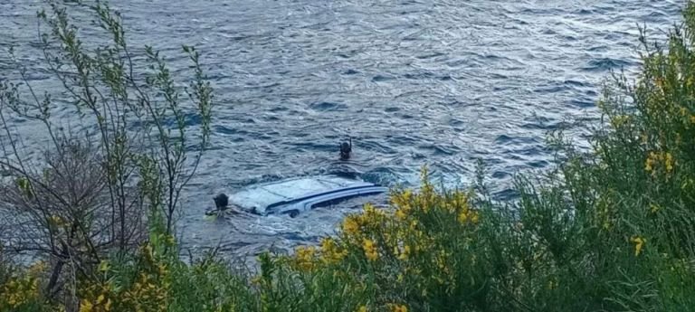 Impresionante despiste terminó son un vehículo en el Nahuel Huapi