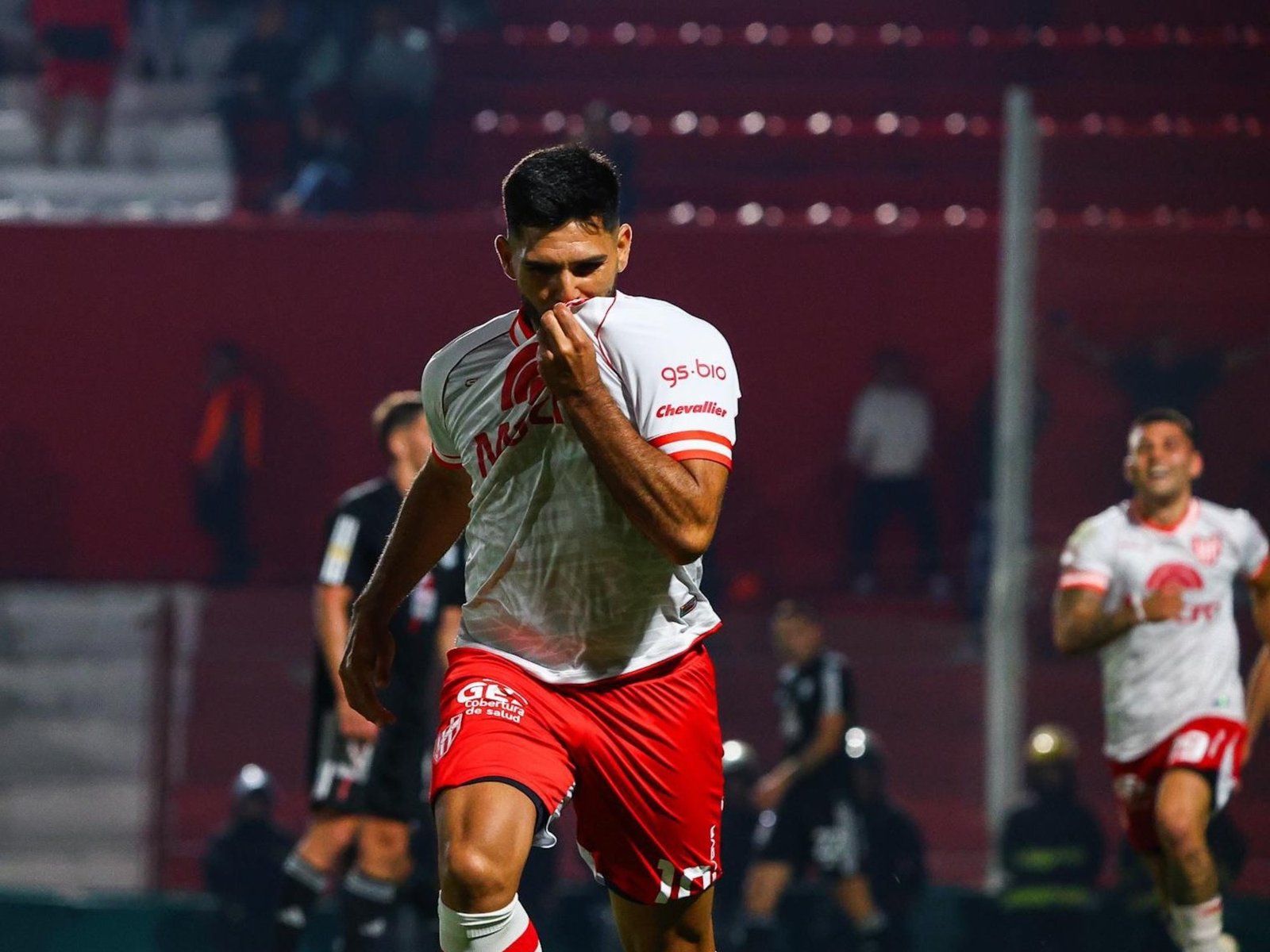 Instituto se lo dio vuelta a Riestra, silenció los silbidos de su gente y sigue en carrera para clasificar a la Copa Sudamericana