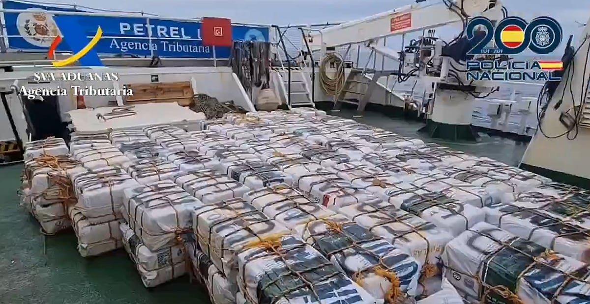 Intervenidos más de 3.300 kilos de cocaína en un pesquero que navegaba sin luces hacia España | España