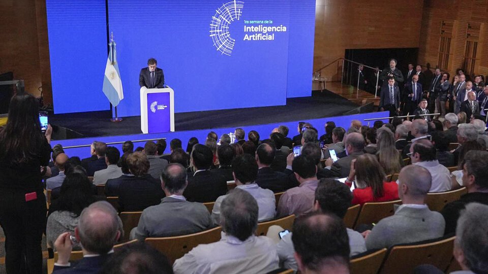 Javier Milei fue al Polo científico y recibió el repudio de los investigadores: “Su sola presencia denota un gran cinismo” | La libertad de ajustar al Conicet y darse el lujo de hablar de ciencia