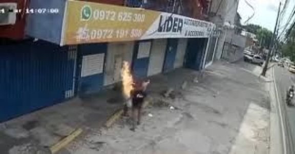 Joven mujer roció con alcohol a su novio y le prendió fuego