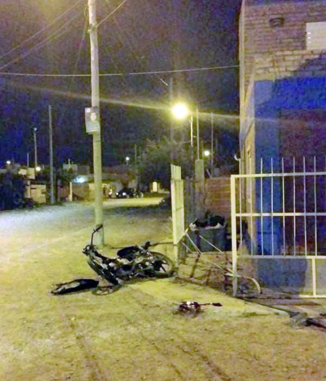 Joven se estrelló en la moto contra el portón de una casa y murió después en el hospital: le iban a hacer la autopsia