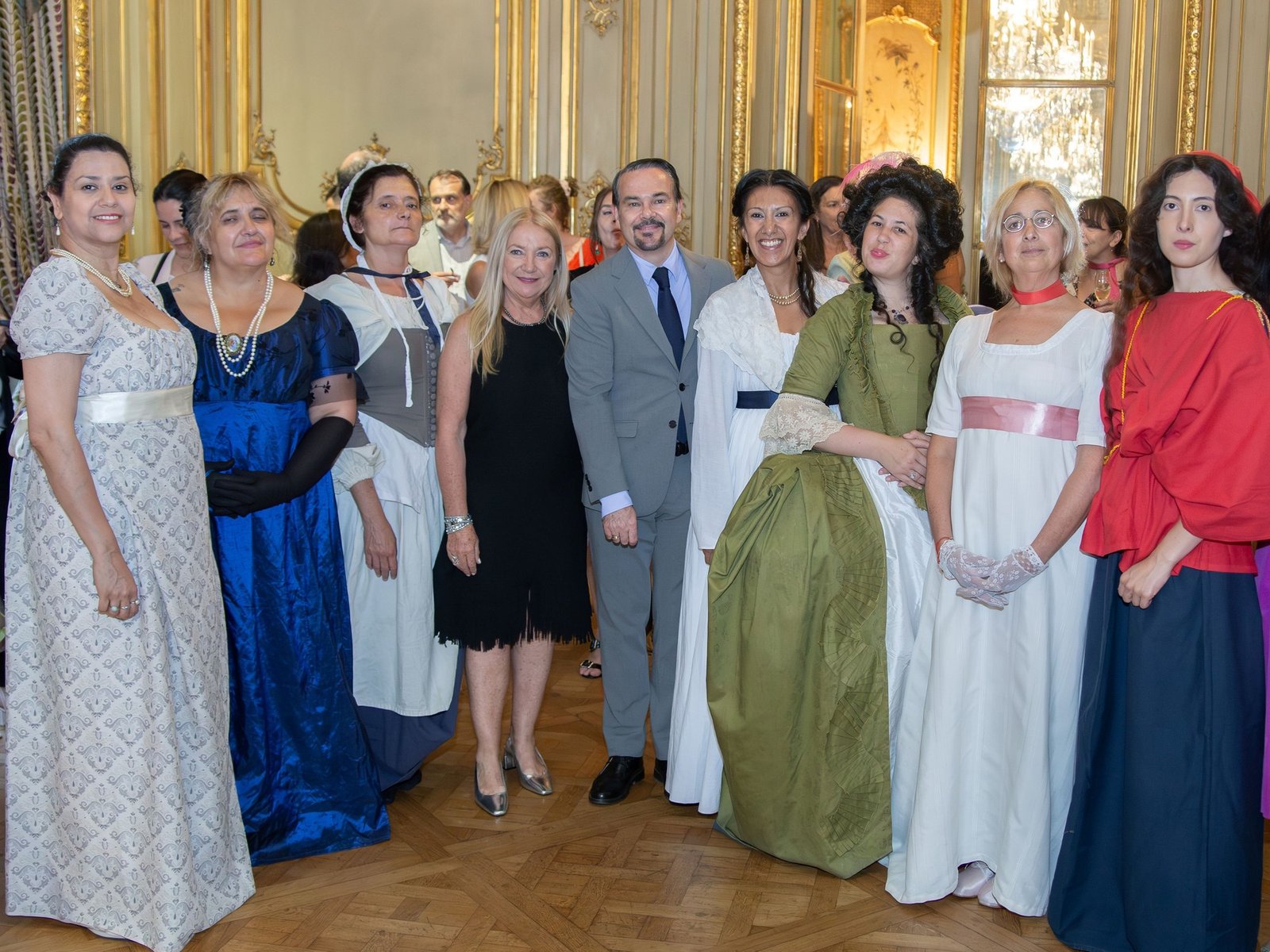 La Asociación Marianne despidió el año en la Embajada de Francia con un desfile de trajes históricos