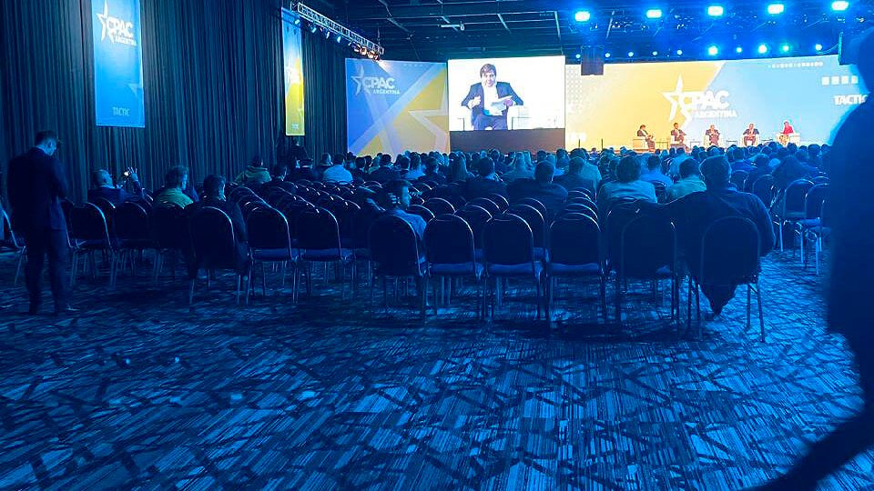 La CPAC por dentro: Sillas vacías y estética norteamericana | La concurrencia fue escasa, la mayoría de los asistentes fueron jóvenes de “Las fuerzas del cielo”