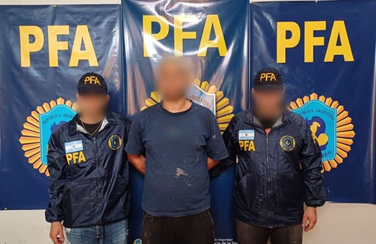 La Policía Federal Argentina capturó a un sujeto acusado de provocar aberraciones sexuales a un hombre con discapacidad intelectual para quedarse con su departamento