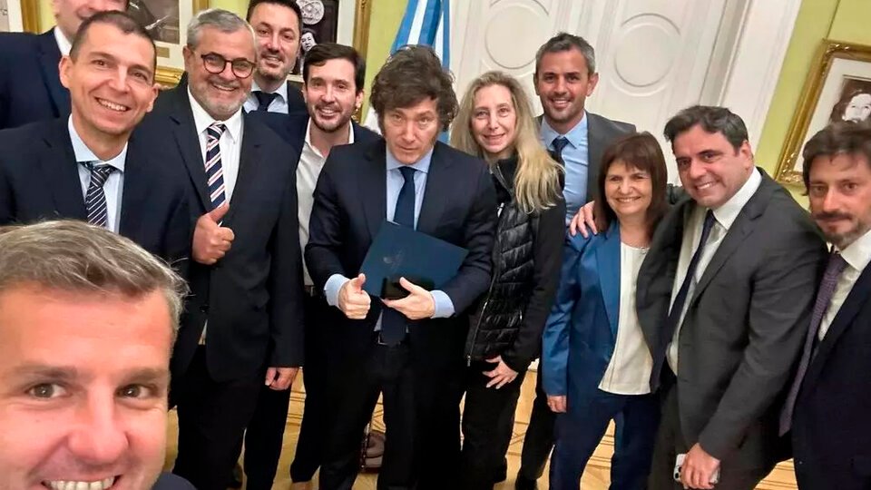 La UCR, al rojo vivo: expulsaron a tres radicales con peluca mientras que Cornejo estalló de rabia | Campero, Picat y Arjol, ¡afuera!