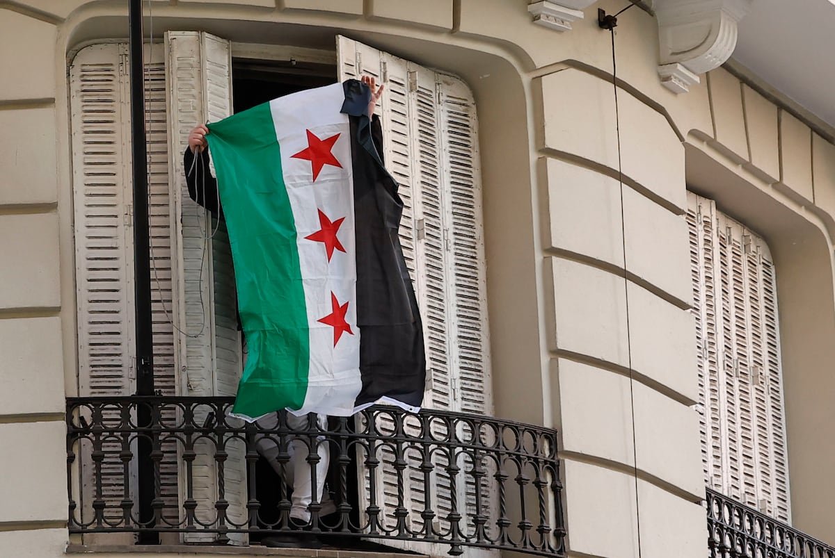 La bandera rebelde luce en la embajada de Siria en Madrid tras el derrocamiento de El Asad