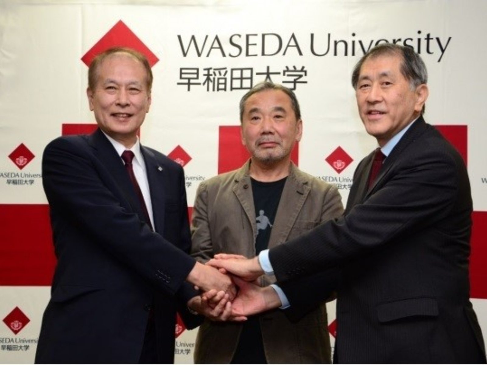 La confesión de Murakami al recibir título honorífico de su universidad: “Fuí un pésimo estudiante”