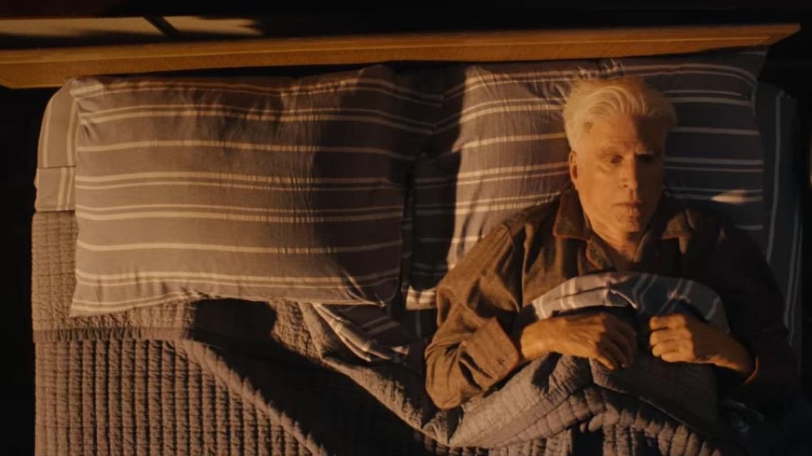 La joya recién estrenada de Netflix que protagoniza Ted Danson en la piel de un Sherlock Holmes de geriátrico