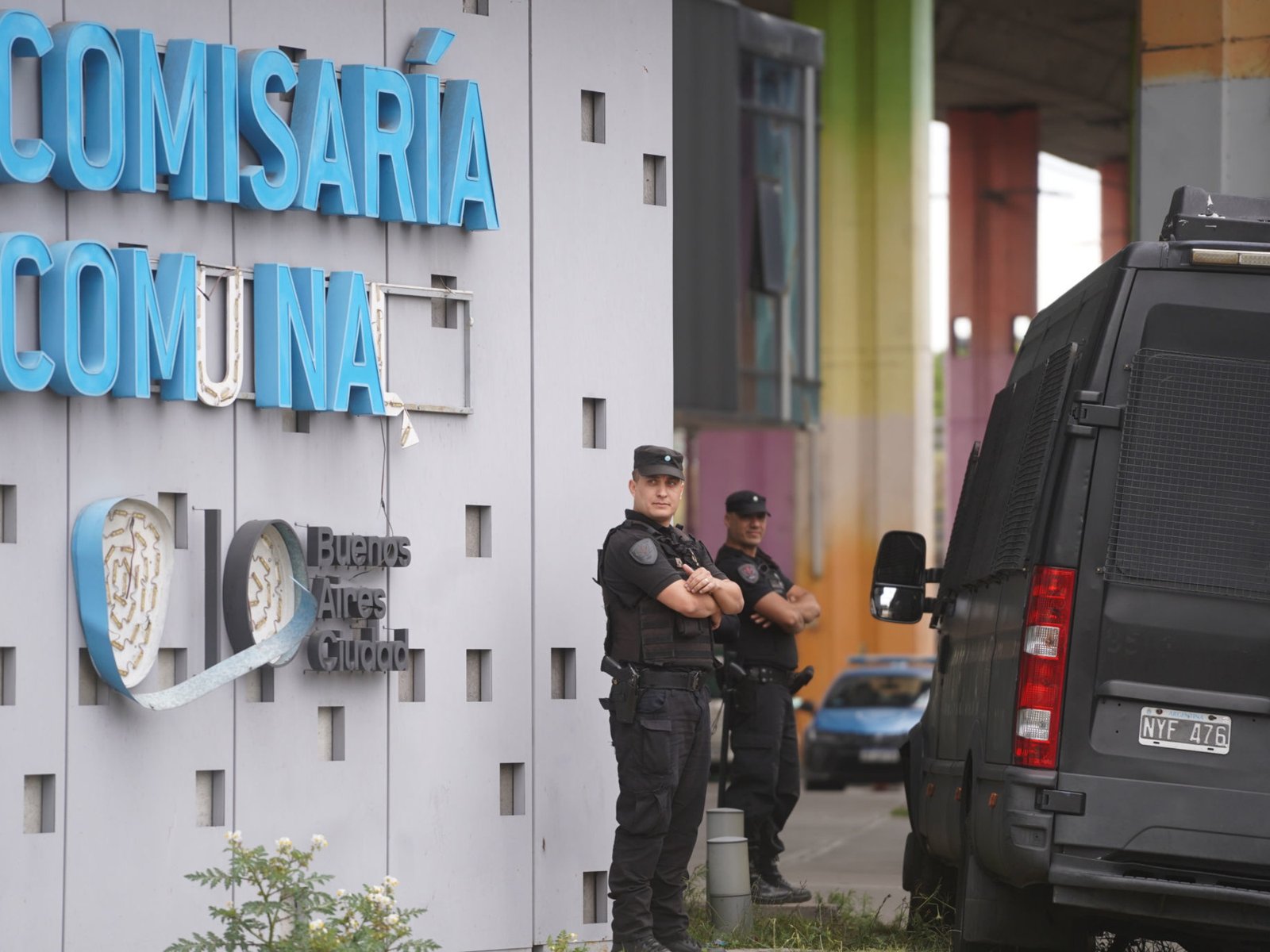 La justicia imputó a cinco policías por la fuga de 17 presos en una comisaría de Liniers