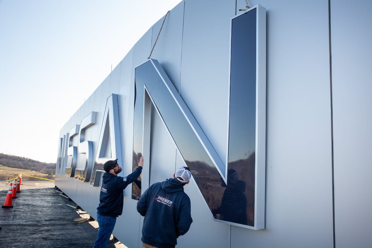 La maldición del pionero: Nissan saca las tijeras por el frenazo del coche eléctrico | Negocios