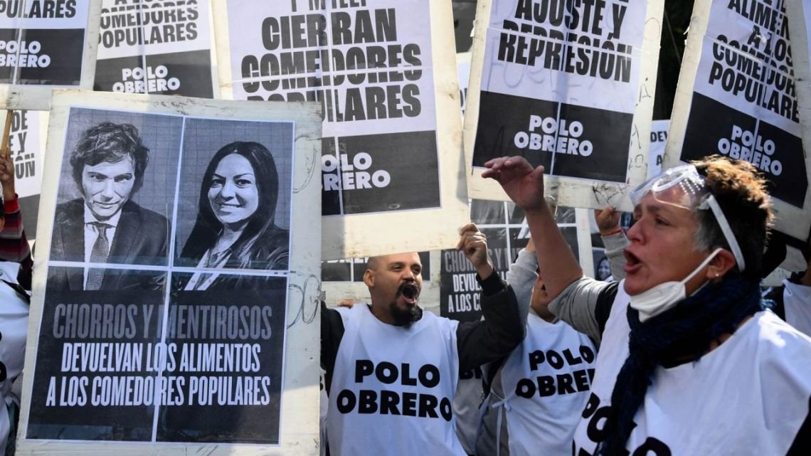 La protesta social en el primer año de Milei: del protocolo antipiquetes al “escándalo de los alimentos” y comedores “fantasma”