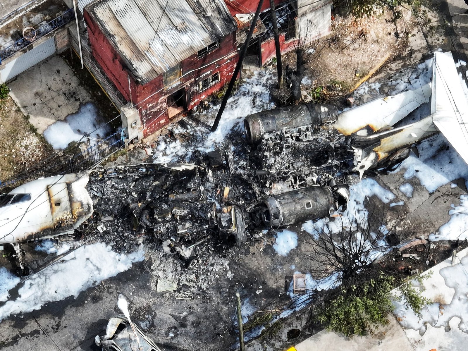 Las fotos y videos más impactantes del avión privado que se estrelló a metros del aeropuerto de San Fernando