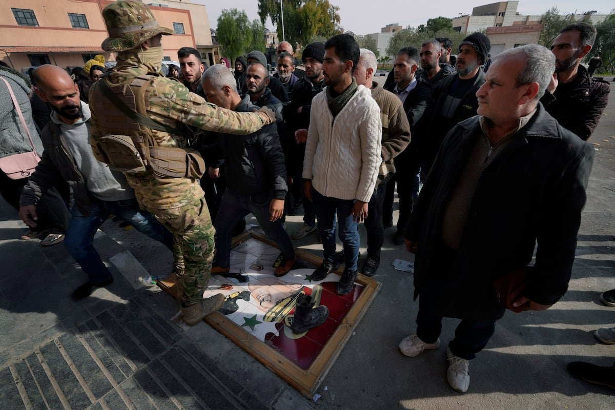 Las fuerzas de seguridad de El Asad entregan las armas en busca del perdón | Internacional