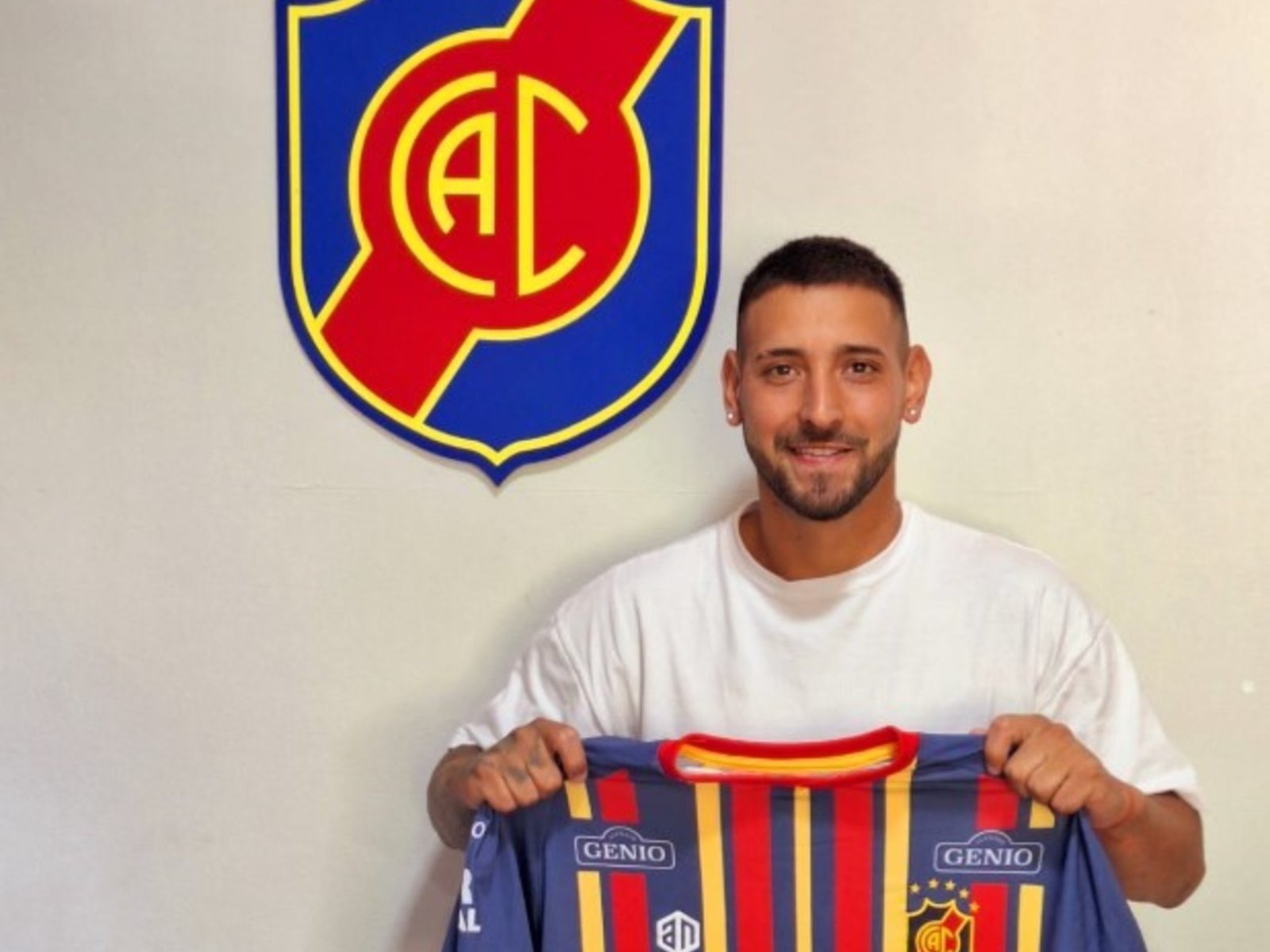 Lautaro Torres, de armar un escándalo en la Copa Potrero del Kun Agüero a dividir a dos clubes del Ascenso