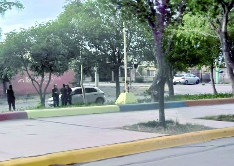 Le roban a un hombre el auto en un asalto callejero, lo chocan y terminan abandonándolo