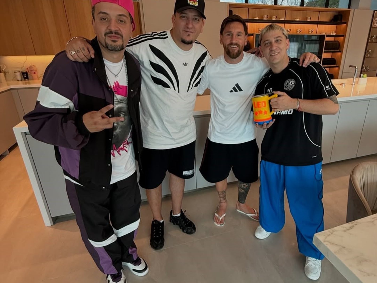 Lionel Messi recibió a los integrantes de “Un poco de ruido”, que le llevaron una jarra de regalo