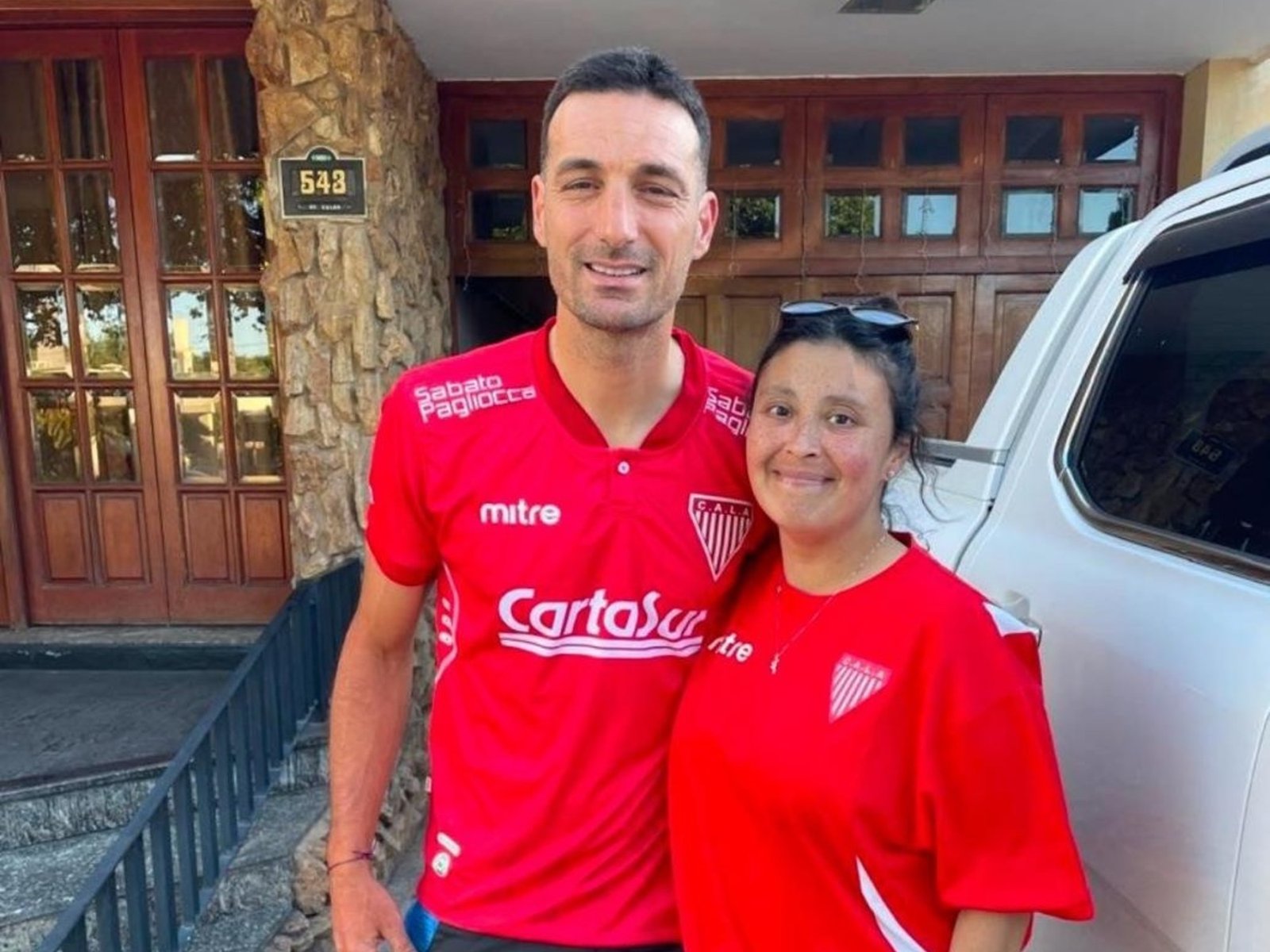Lionel Scaloni se puso la camiseta de Los Andes y tuvo un enorme gesto con una pareja de hinchas que lo visitaron en Pujato