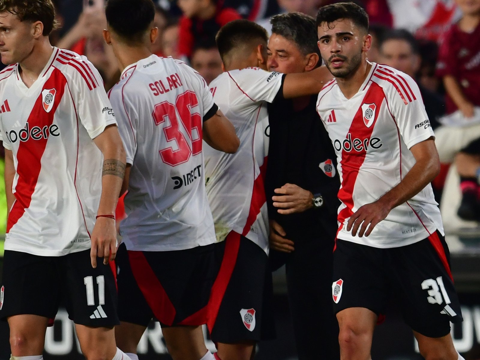 Los jugadores de River le regalaron una goleada a Gallardo en su domingo más difícil y el Millonario se metió en la próxima Libertadores