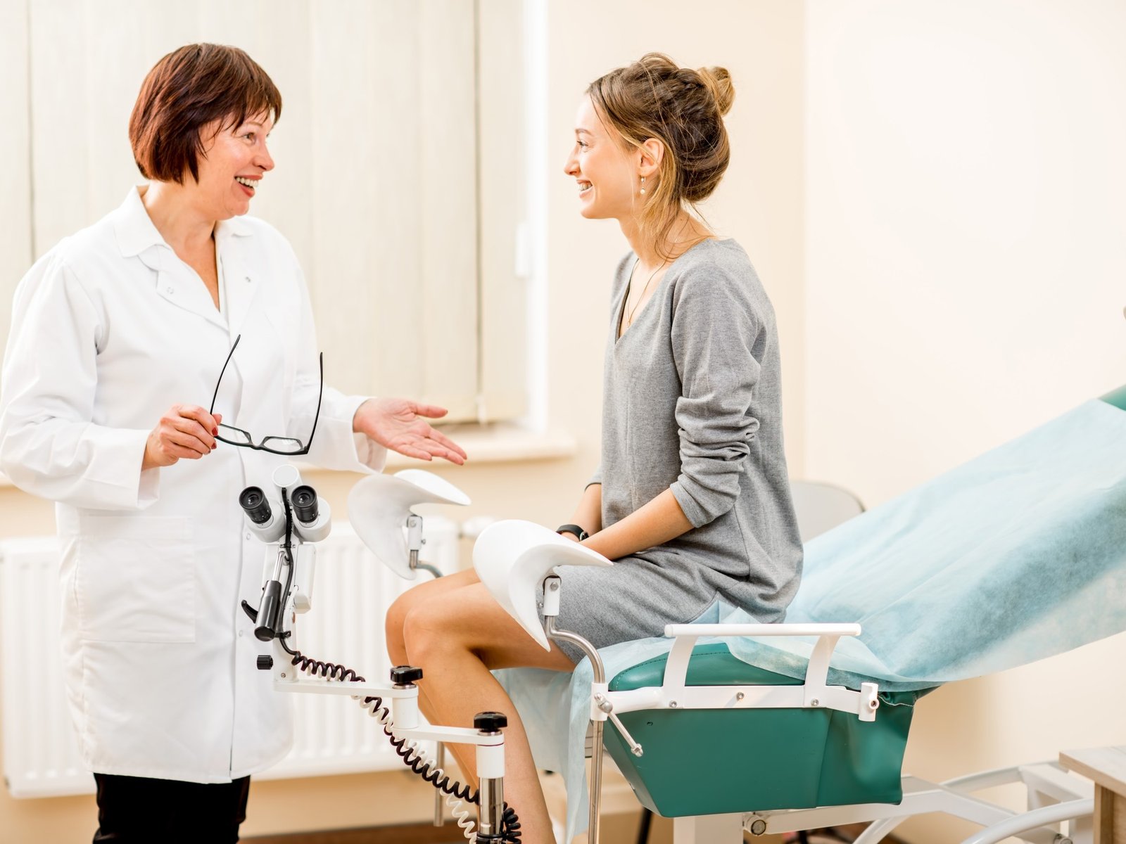 Los motivos por los que los jóvenes van más al médico y las especialidades que tienen más demanda