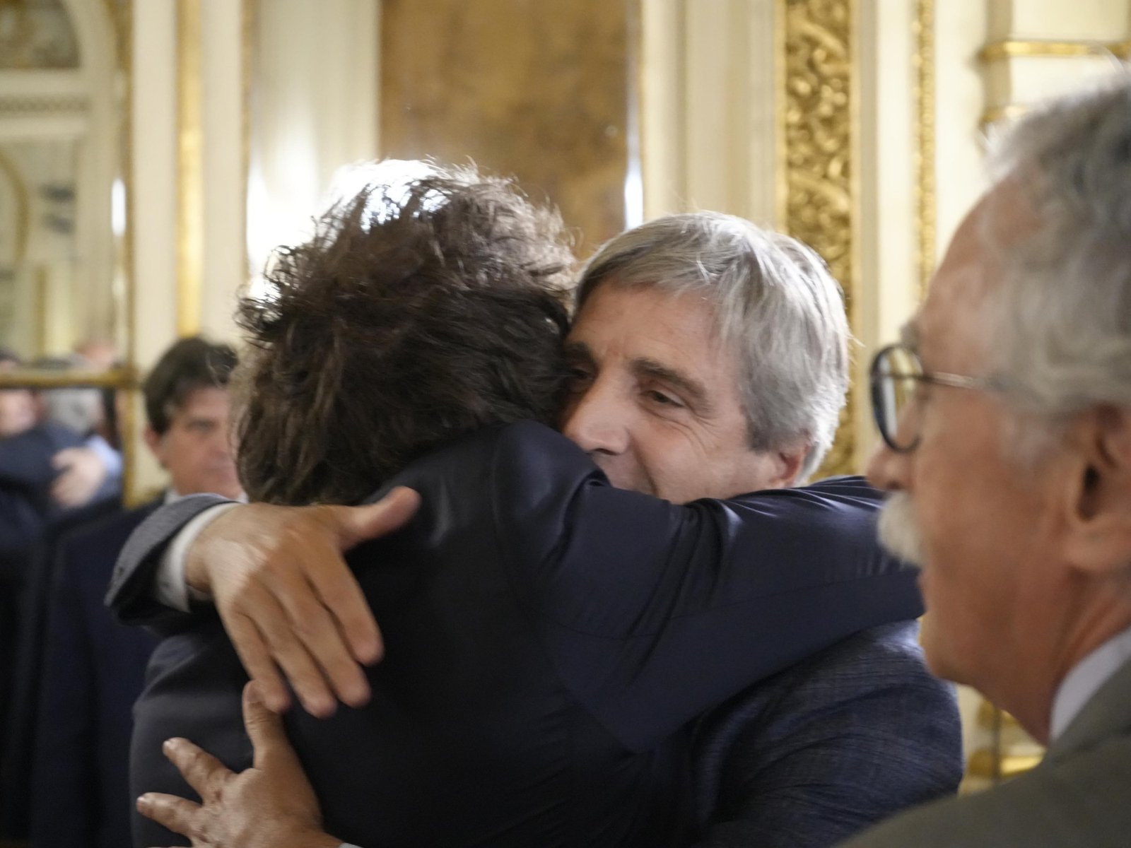 Lugones cosecha y Caputo domestica