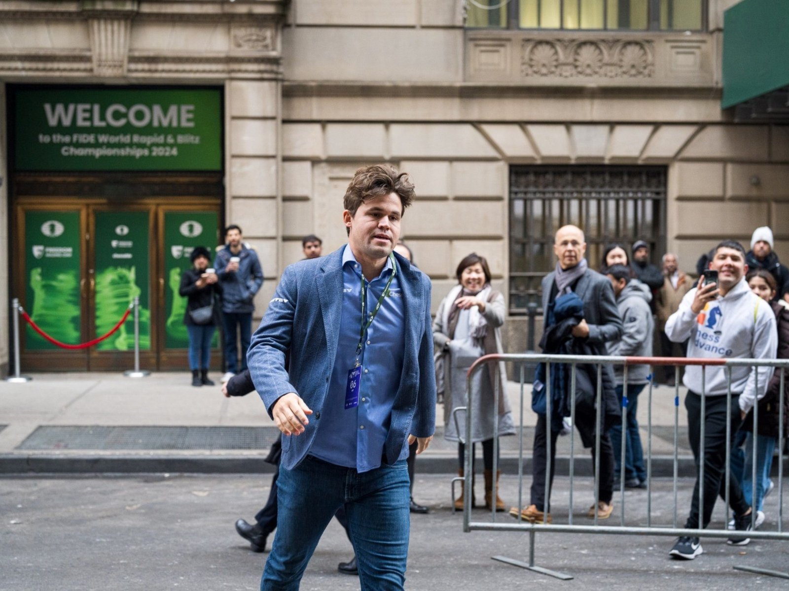 Magnus Carlsen, Nº 1 y múltiple campeón, fue descalificado por usar jeans e insultó a la FIDE