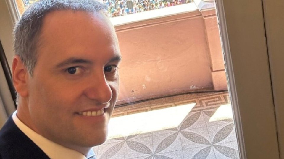 Manuel Adorni le baja el precio a Mauricio Macri: ironías, aprietes y fuertes críticas a su gestión presidencial   | “Se quedó sin nafta” 