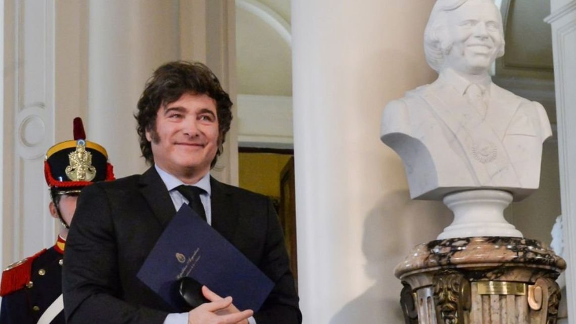 Menem ya lo hizo; ¿qué hará Milei?